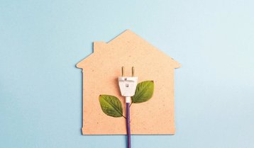 energie-sparen-haus-hausbau-geld-foerderung-21 Stecker auf Papphaus