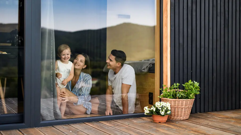 familienbilder-gemischt-paar-01 Glückliche Familie in einem modernen Modulhaus
