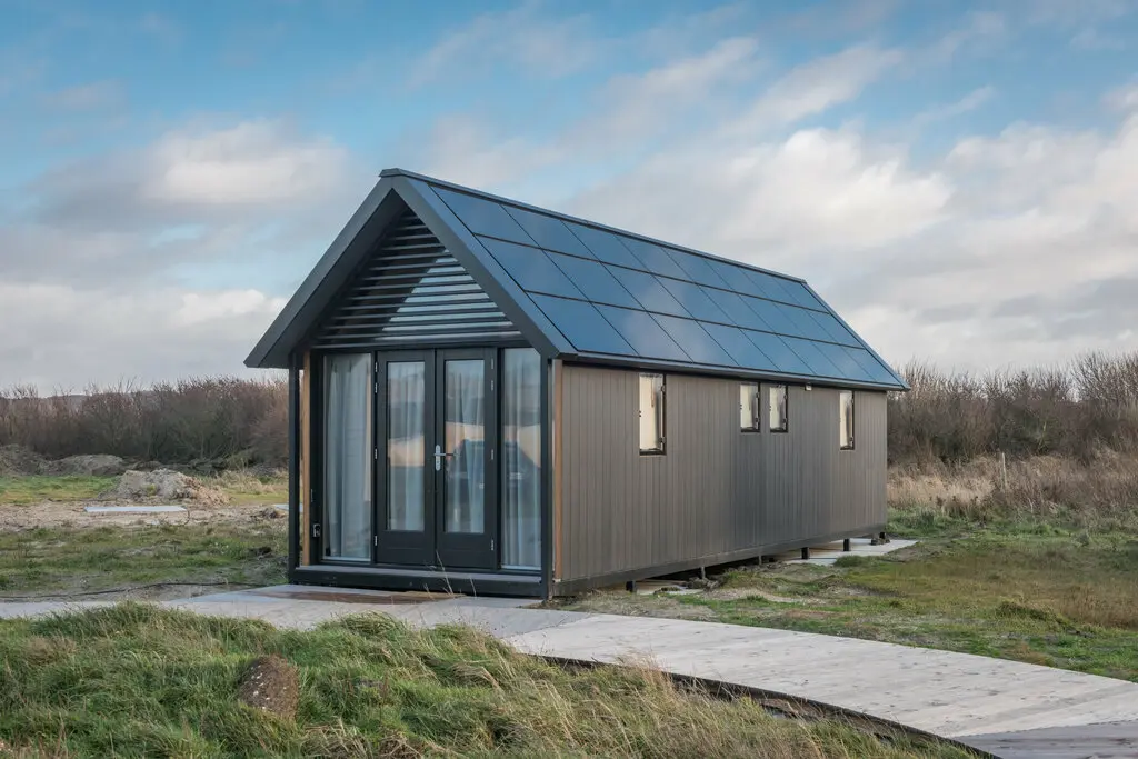 mini-holzhaus-haus-holz-single-singlehaus-05 Tiny House an einem Strand